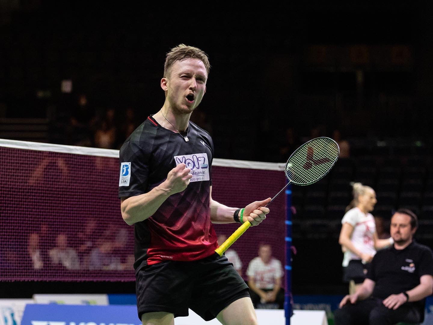 Kai Schäfer Badmintonspieler feiert Siegpunkt und zeigt die Siegerfaust