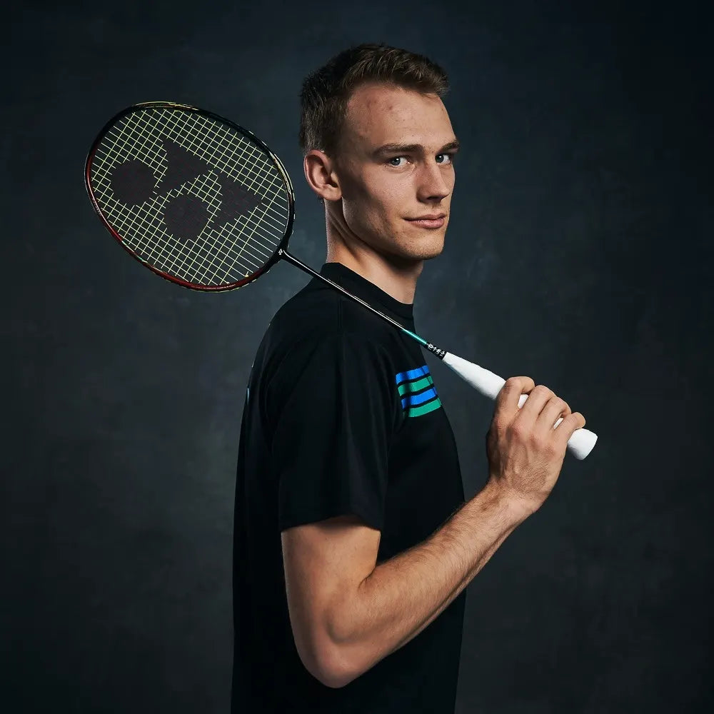 Patrick Scheiel mit Badmintonschläger